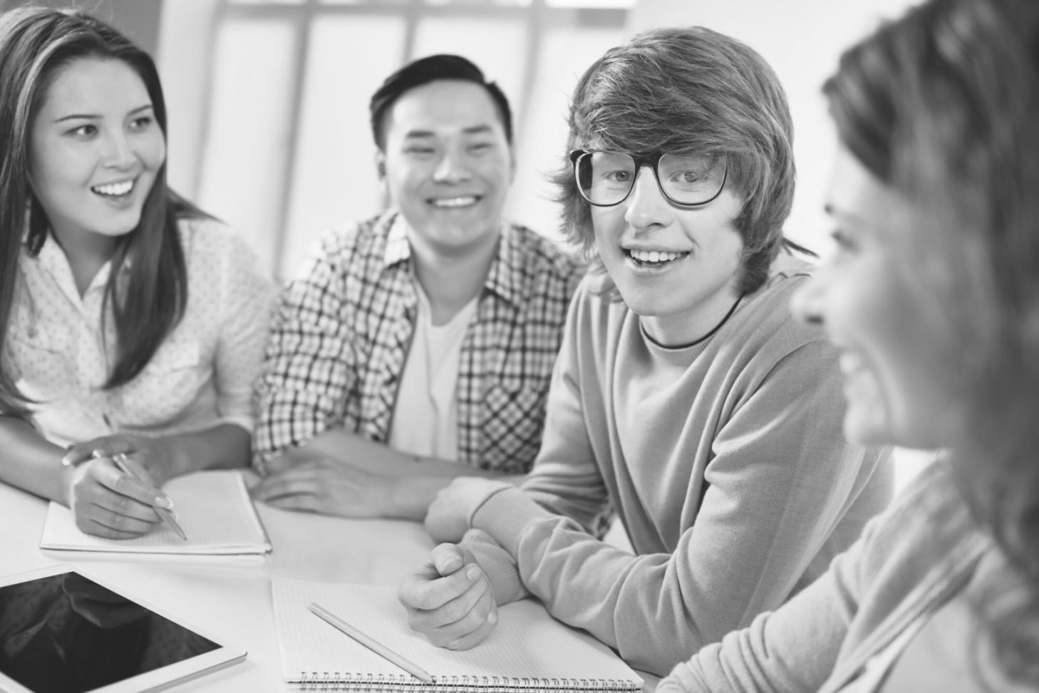 Professionnels analysant des ratios de liquidité et flux de trésorerie