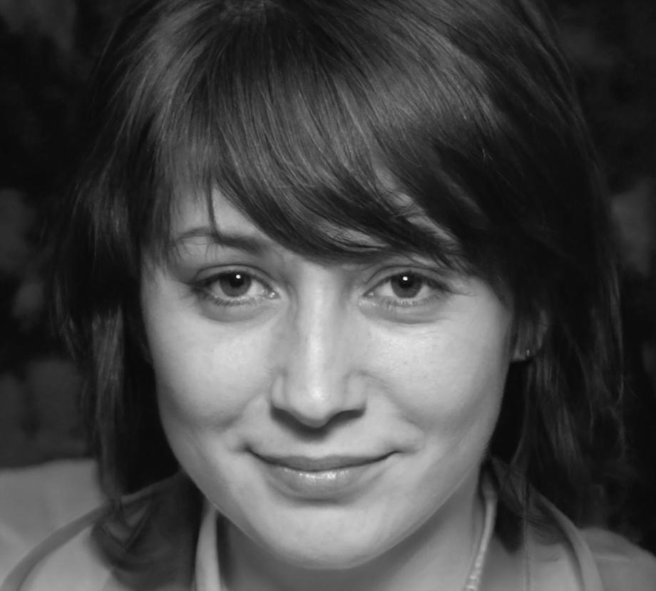 Expert en analyse financière morantivolqa examinant des rapports de liquidité